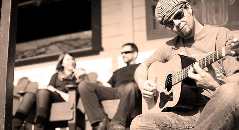 alt="Murphy-Goode winemaker, Dave Ready Jr., playing guitar"