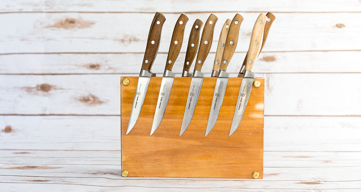 Wood knife block with a plexiglass